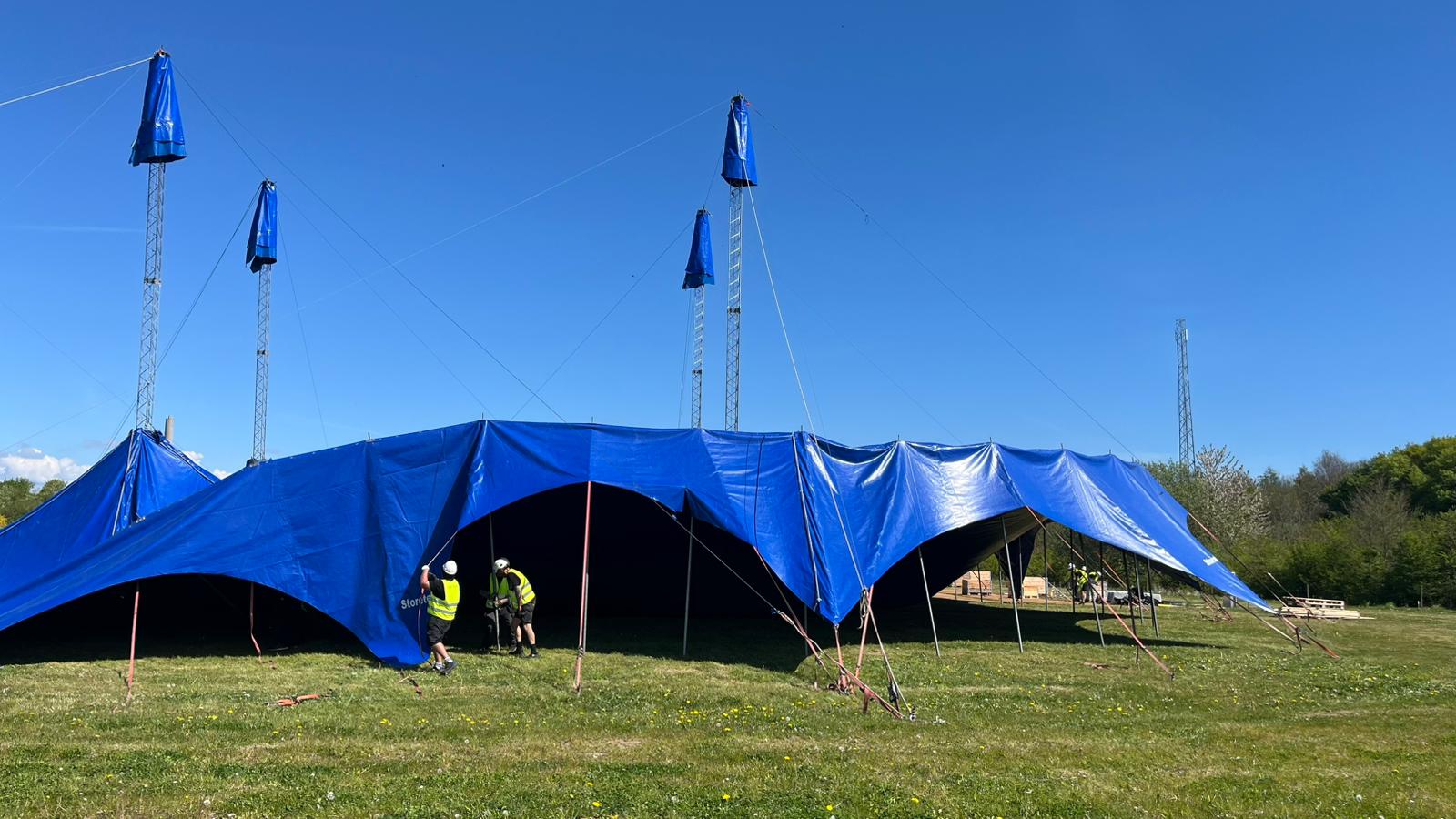 Det färdigresta blå cirkustältet i full prakt